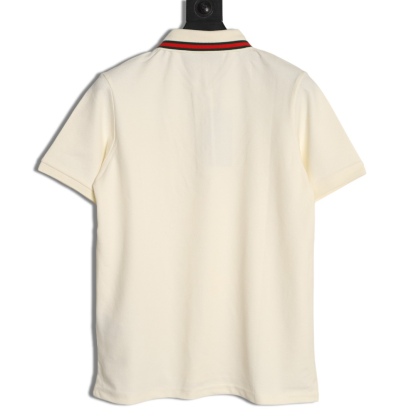 Gucci/古馳 24ss 胸口雙G刺繡Polo短袖
原品購入，採用60支雙股250克重棉氨混紡雙面珠地面料，條紋相間拼色衣領定為雙系統提花定織扁機製成。GG互扣刺繡圖案採用進口田島機器，榻榻米刺繡搭配挨針繡工藝，刺繡非常的飽滿，精細針法綿密，以榻榻米刺繡工藝打底，挨針繡描廓邊緣及字母繡花，層次清晰豐富立體。前胸無明線無散口雙層面筒，袖口縫盤螺紋同為扁機織造，採用TAJIMA進口機台加工，人工手縫領標開背領標帶防偽芯片，紐扣開模天然塔羅貝炭黑刻字牛角扣，三標輔料同步定 制。經典翻領設計