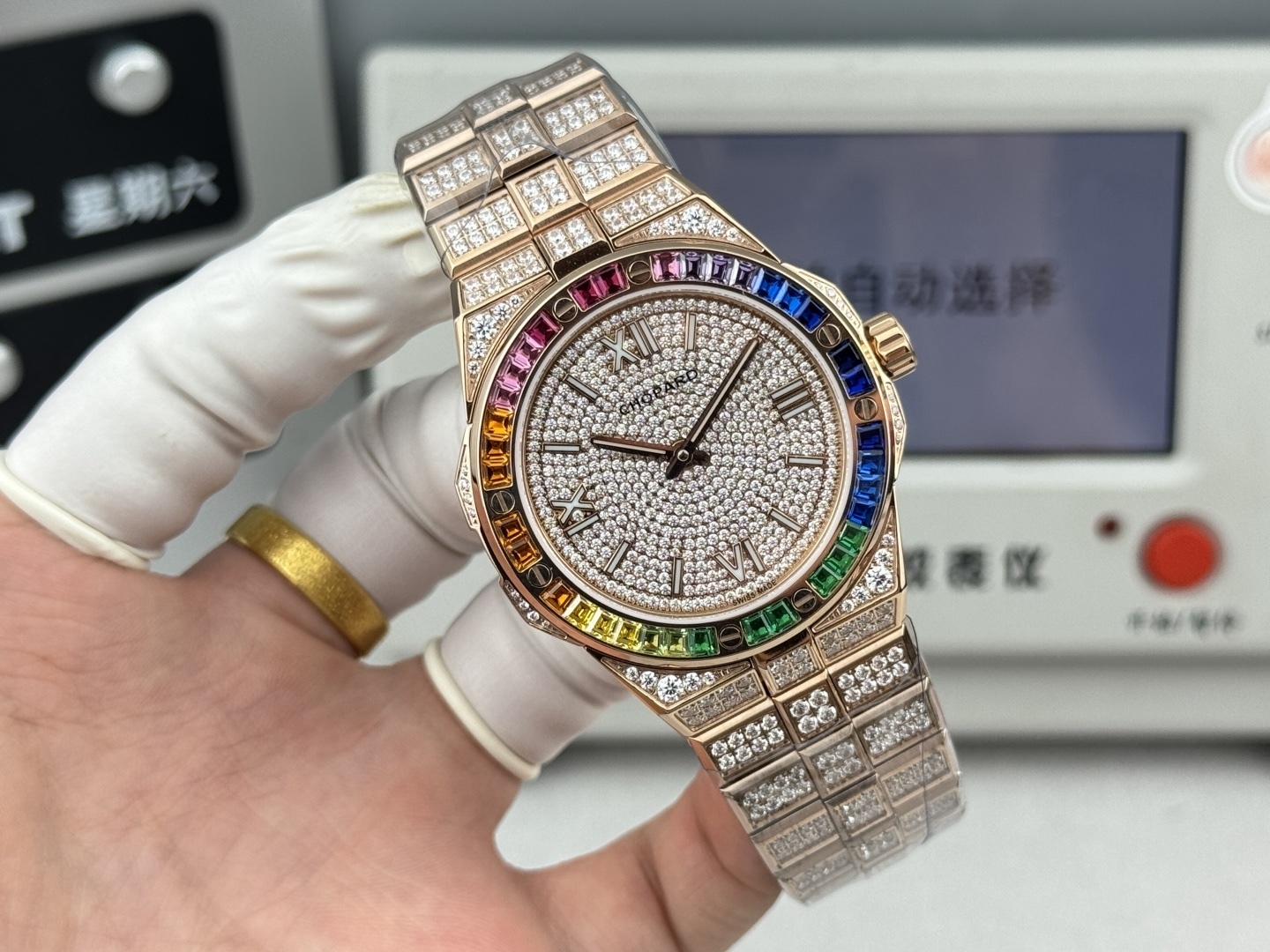 luFactory 獨家力作👍
蕭邦AlpineEagle雪山傲翼系列
🌈彩T鑽🌟變色龍🦎滿天星✨限量款及隱藏款首推
如炬目光，比擬暗夜星芒⛰️於山川湖海間🌊洞見紳士願景與磅礡未來👔
尺寸：原裝一致41mmX9.7mm
機芯：9015改Chopard 01.01-c
錶鏈：獨家原版開模金磚型鏈節一體式錶鏈
岩石紋錶盤，鍍銠羅馬數字，時針及分針時標均覆以Super-LumiNova® X1級螢光塗層
致獻當代“雄鷹”，志存高遠之人在日常生活中超邁群倫，其視野啓迪人心、昇華情志。憑借遠見和