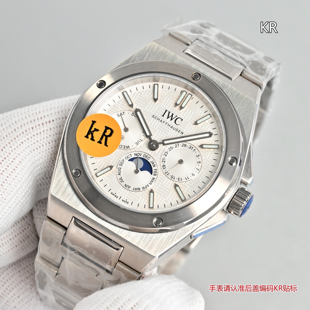 KR新品  萬國工程師系列萬年曆腕表，復刻界最複雜的腕表，所有功能同步原裝，所有功能調節通過把頭控制.
1⃣️【功能介紹】3點鐘位置顯示日曆，9點鐘位置顯示星期，6點鐘月份月相指針顯示。

2⃣️【做工精細】外殼採用原版同樣的三件套結構，中間拉絲，上下殼為拋光，鏡面採用高成本的鍋蓋形藍寶石，使其質感提升。

3⃣️【機芯性能】尺寸41.6mm,機芯採用天津機芯改82600，高效穩定，動力時間長達72小時以上，進行加裝複雜的萬年曆模塊，而且同步所有功能實現同步原裝通過把頭調節。

