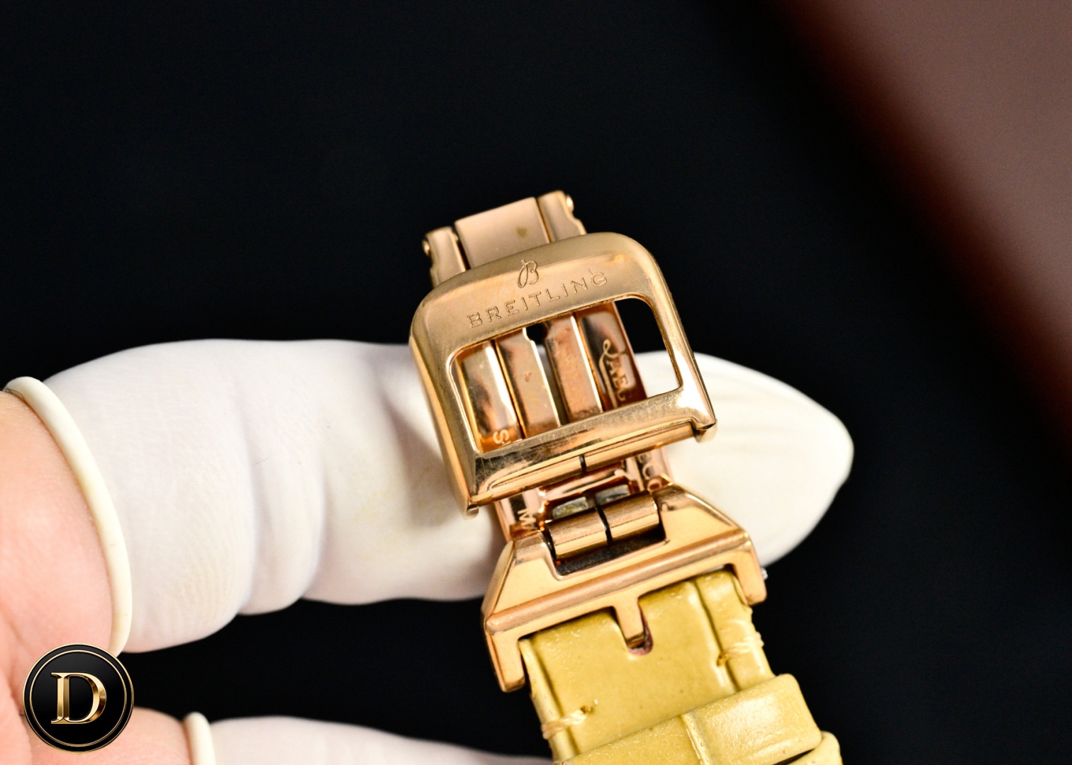 百年靈新款橫空出世（推出新高度）
全新百年靈機械計時腕表-南海膠囊系列
(chronometer Automatic 36mm)特別版
1⃣️現代復古風格讓您在人群中脫穎而出，打破沈悶，有溫度又不失浪漫！
2⃣️這款優雅的現代復古靈感腕表適合想在人群脫穎而出的女士。（男士也可佩戴，膠囊系列市面最薄的中性款。）
3⃣️融合優異性能和造型美感，時尚而優雅，適合各種場合，多種金屬表殼可供選擇，同時也有鑲嵌彩色寶石鑽，從炫酷的精鋼材百搭雙色間金乃至豪華紅金，一應俱全，時標和多姿多彩錶盤。
