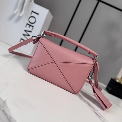 LO℮w℮🌟新款 迷你納帕羊皮革 Featherlight Puzzle 手袋 以別具一格的幾何線條勾勒長方體造型。柔軟輕盈的納帕皮革為手袋注入隨性慵懶的風格。可肩背、斜挎或手提
可拆卸可調節肩帶，飾有旋轉卡扣*拉鍊開合，鉸接式拉鍊頭 一個外部拉鍊後袋，一個內部插袋*可拆卸 LOE**WE 燙金或燙銀標籤，飾有隱秘口袋和氣球骰子*長方形金屬腳釘 納帕羊皮革襯里 Anagram 壓紋、飾牌內部鐫刻 LOE**WE.
型號：062511
size:17.5*7.5*12.5CM（配全套包裝）