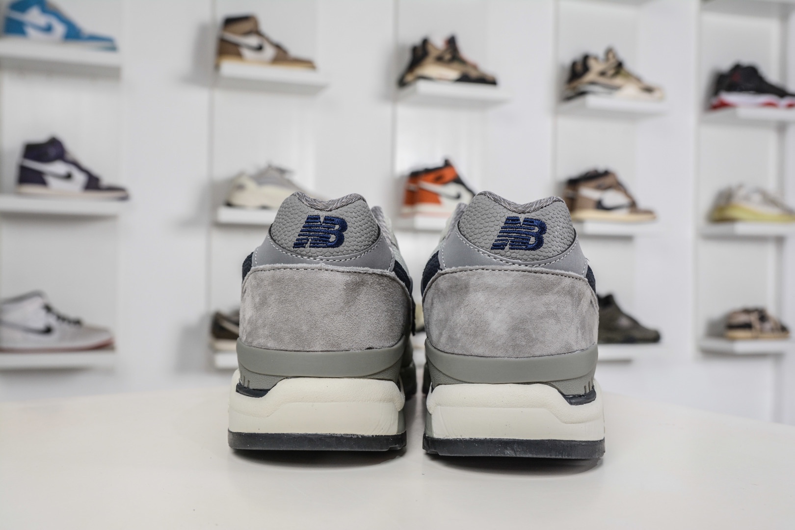 New Balance M998 Made in USA NB新百倫高端美產血統系列經典復古休閒運動慢跑鞋 
貨號：M998WT
尺碼：39.5 40 40.5 41.5 42 42.5 43 44