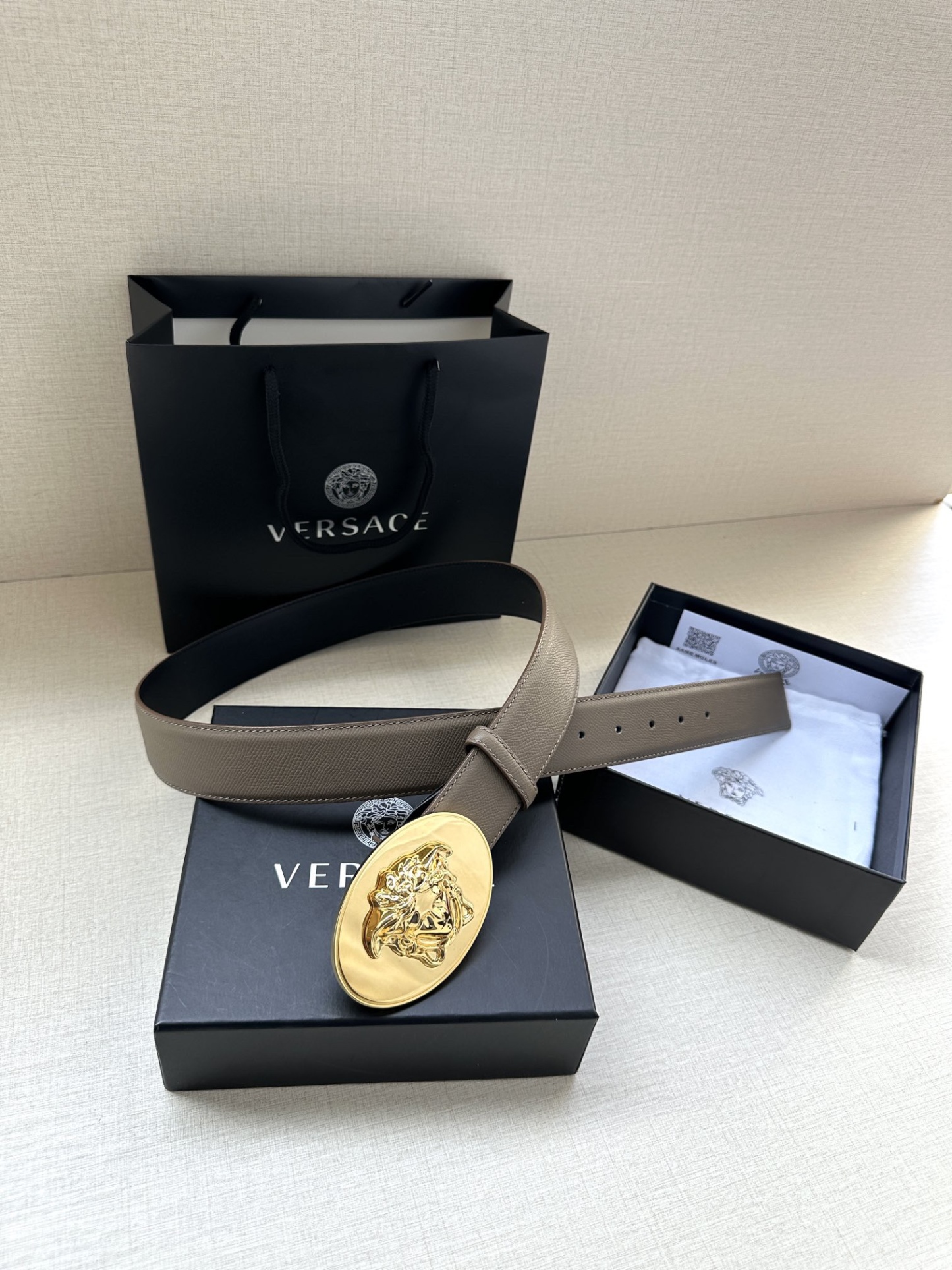 寬度：4.0cm （範思哲） 此款橢圓五金配件、腰帶飾有標誌性的Versace美杜莎頭像扣，彰顯品牌格調。是一款精美的衣櫥必備單品。