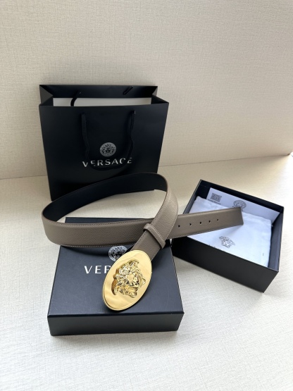 寬度：4.0cm （範思哲） 此款橢圓五金配件、腰帶飾有標誌性的Versace美杜莎頭像扣，彰顯品牌格調。是一款精美的衣櫥必備單品。