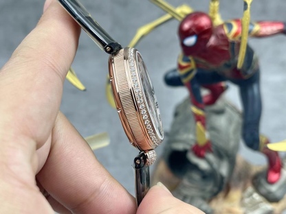 [玫瑰][玫瑰]最強 升級版 頂級 復刻女款 寶璣那不勒斯皇后系列，
【表殼】腕表尺寸分別為中號36.5x28.5毫米 
鵝卵形表殼高雅大氣，表殼外緣飾有錢幣紋。表圈和表殼周圍鑲嵌共117顆施華洛水晶（約0.99克拉）。表冠處鑲有一顆梨形晶石（約0.26克拉）
【精彩細節】
1.與原裝吻合，在表殼背部均打有貴金屬標識，效果清晰工整，彰顯腕表檔次。2.穹面玻璃，從側面看不僅有魚眼效果，還能折射鑽石帶來的璀璨光芒，更顯腕表高貴血統。
3.為了達到原裝K金質量的手感，調試了表殼內部結構的配重，做到重量與原版如出