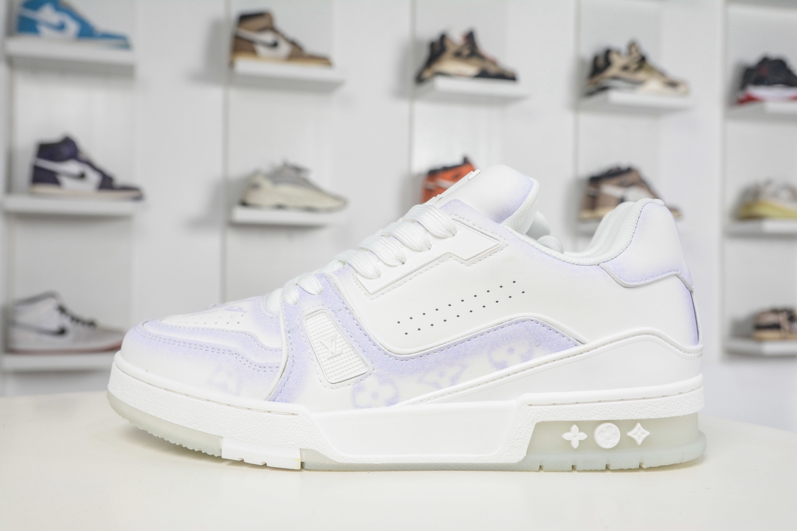 Louis Vuitton Trainer 系列板鞋 
Size：36 37 38 39 40 41 42 43 44 45 (偏大一碼）