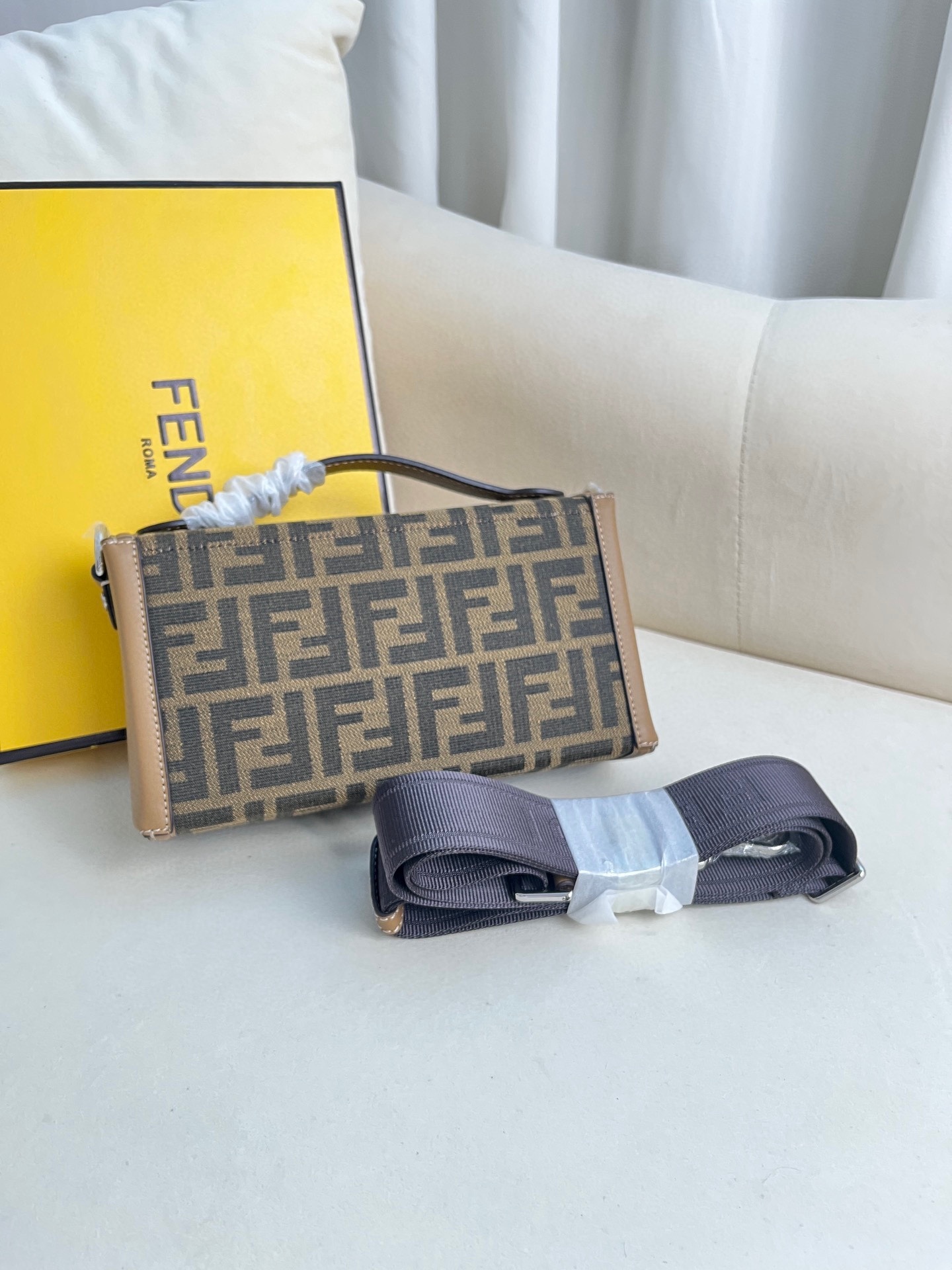 老花盒子包
FENDI 復古老花盒子包~超帥人手必備的百搭款~小牛皮搭配經典布料製作還有長肩帶和手提搭配使用！！日常使用率超高。尺寸21.5x6.5x12
款號：8036