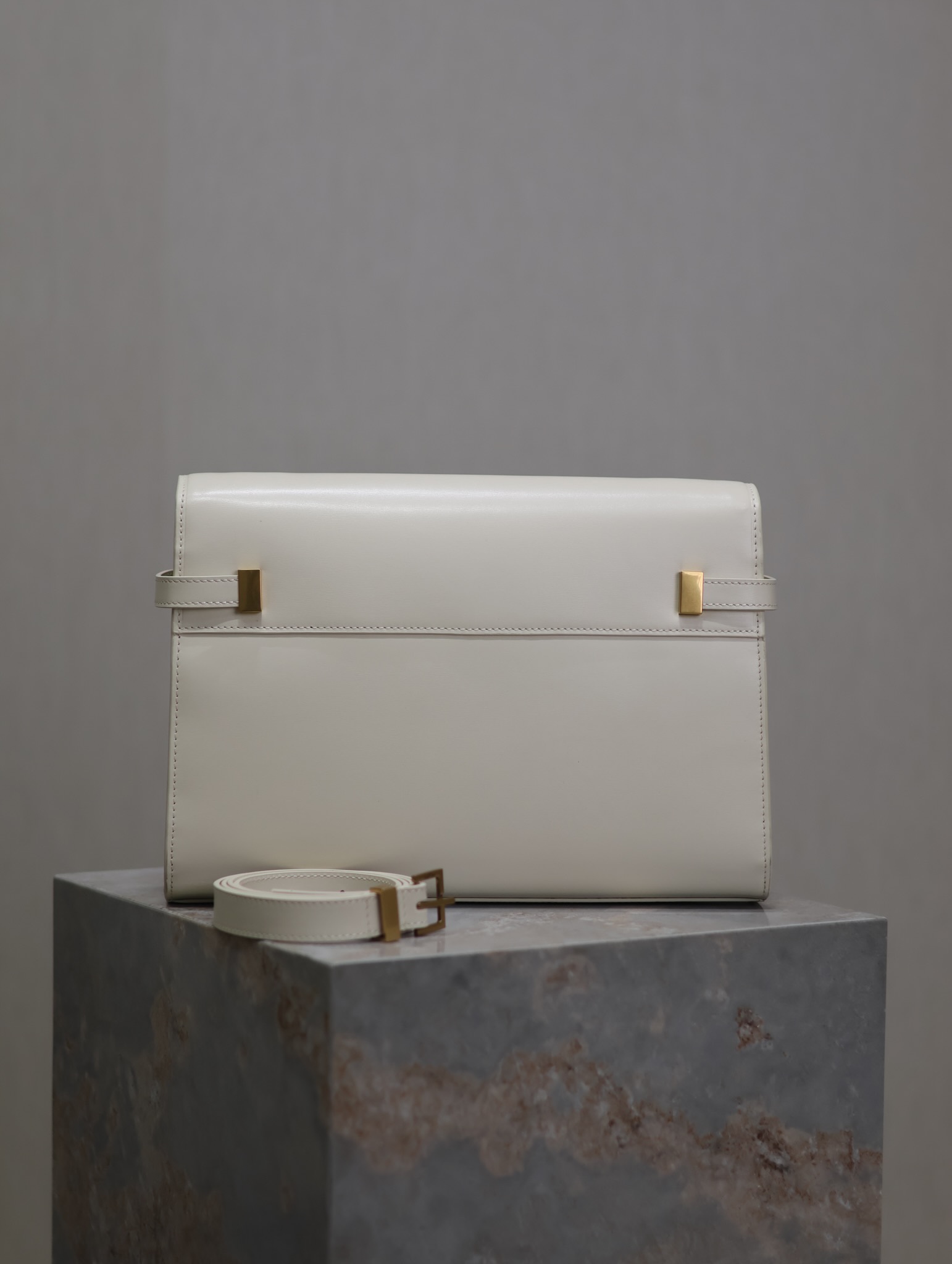 Manhattan_29cm
翻蓋曼哈頓法棍包，一改以往經典的logo，取而代之低調簡約的設計風格，它有點像H家的凱莉，很有復古的味道！商務➕休閒兩者結合，總結起來就是百搭！可以手拿，可以單肩或斜挎，一包多用，滿足了商務型女士，又滿足了小女生的休閒！精心挑選的意大利牙簽紋牛皮、完美的走線、精緻的五金讓整個包包都散髮出高級的味道！
型號：579271
尺寸：29x20.5x7cm