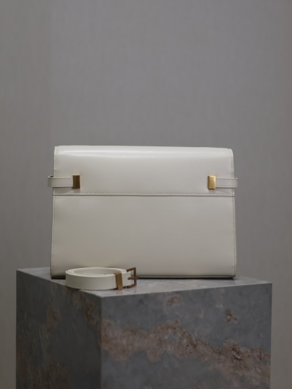 Manhattan_29cm
翻蓋曼哈頓法棍包，一改以往經典的logo，取而代之低調簡約的設計風格，它有點像H家的凱莉，很有復古的味道！商務➕休閒兩者結合，總結起來就是百搭！可以手拿，可以單肩或斜挎，一包多用，滿足了商務型女士，又滿足了小女生的休閒！精心挑選的意大利牙簽紋牛皮、完美的走線、精緻的五金讓整個包包都散髮出高級的味道！
型號：579271
尺寸：29x20.5x7cm