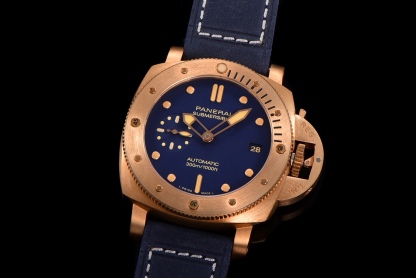 SB限量發行：沛納海潛行系列PAM01074腕表，青銅表殼搭配藍色意大利進口小牛皮錶帶，啞光藍色錶盤，棒狀及圓點時標以米色Super-LumiNova™夜光塗層塗覆，綠色夜光顯示，搭載P.900型自動機械機芯，42毫米。