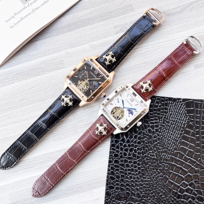 
八角殼系列 精緻百搭🎈🎈
【最新】：卡地亞🔥最新設計🔥大飛輪精品🎈🎈
【類型】：精品男士腕表
【錶帶】：真牛皮錶帶
【機芯】：高端全自動機械機芯
【鏡面】：礦物質強化玻璃（更高清）
品味高雅 浩瀚大氣 匠心獨運 腕間瑰寶
尺寸：直徑42mm厚12mm熱賣上市！歡迎轉載！