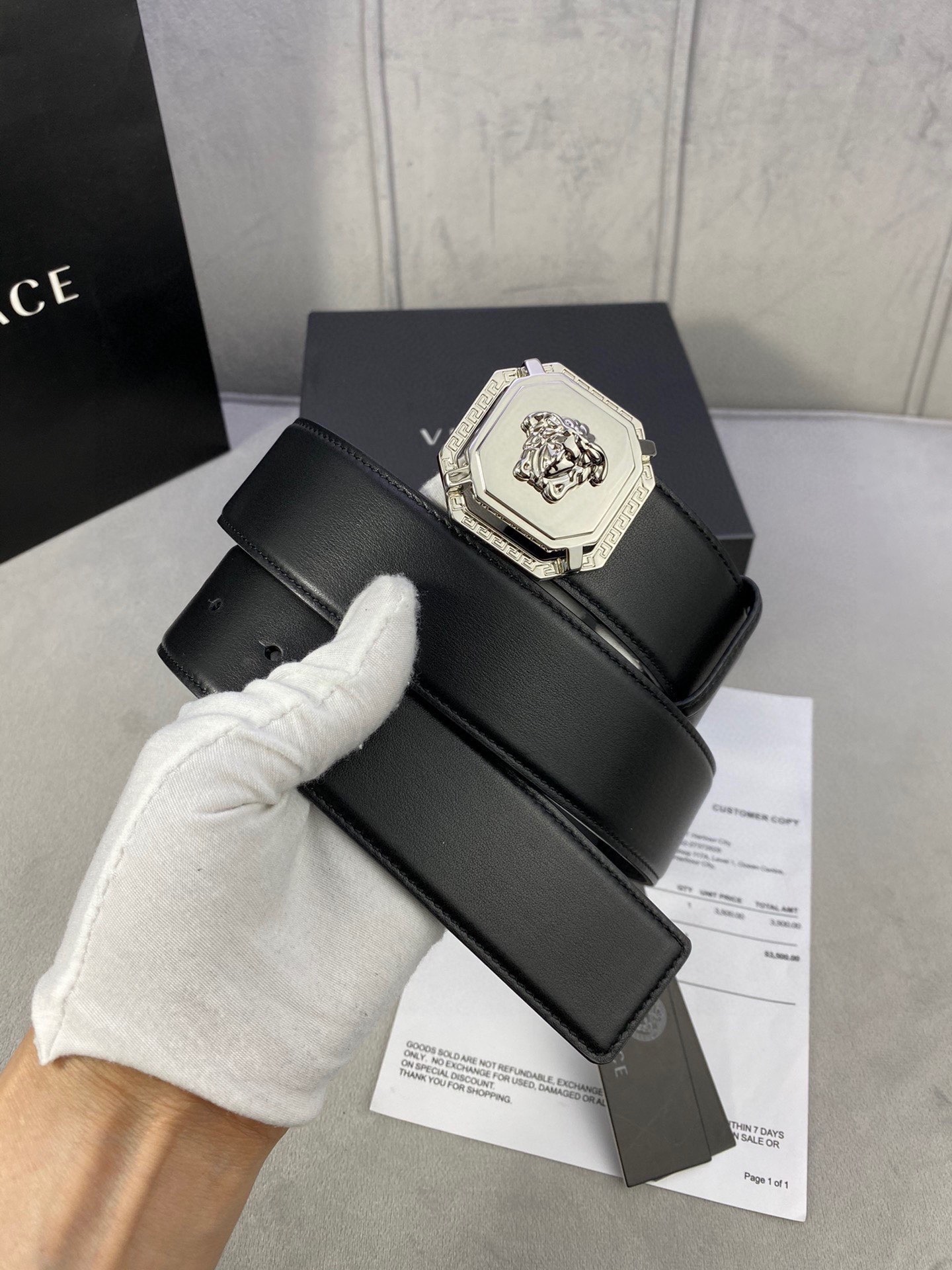 寬度3.8cm VERSACE（範思哲）此款平面皮帶採用小牛皮製成，配有一枚真空電鍍美杜莎頭像腰帶扣，採用穿孔閉合。