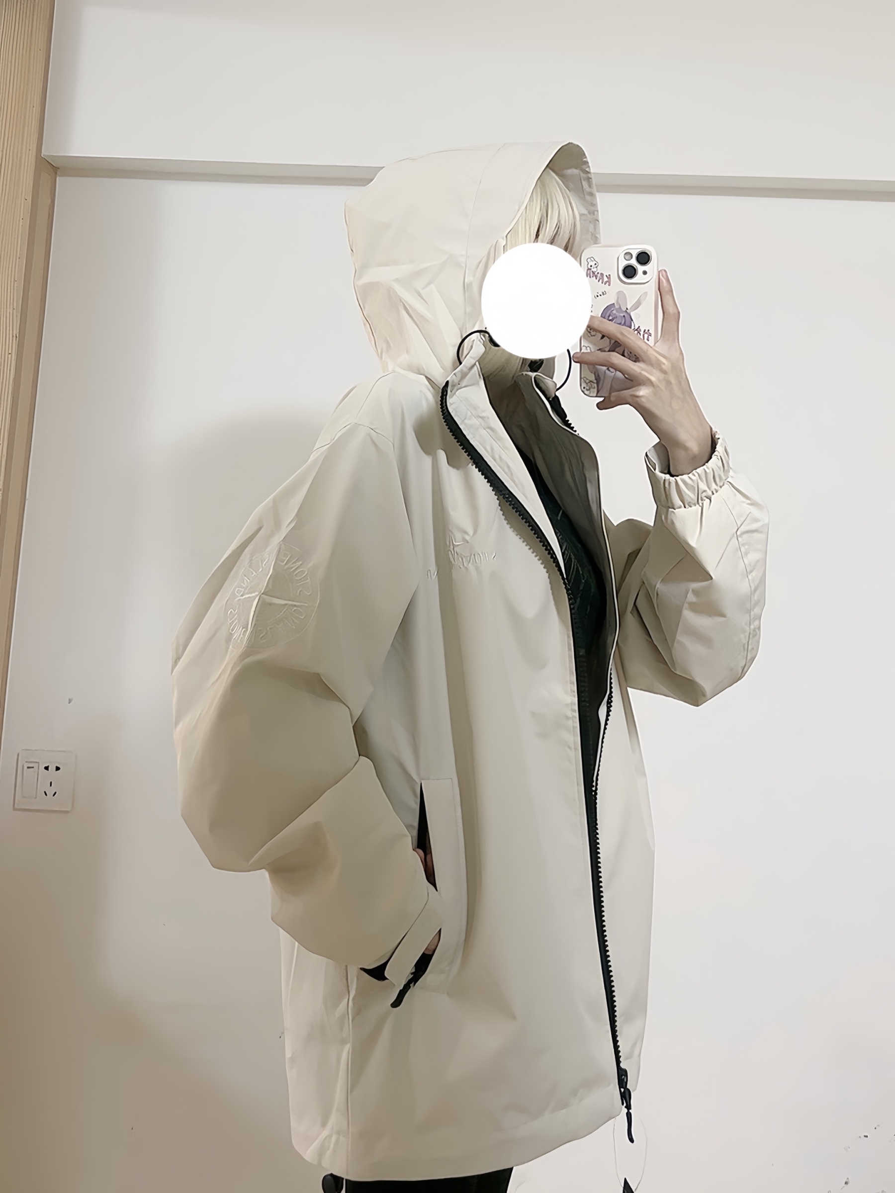 Stone Island/石頭島 24ss 手臂刺繡羅盤衝鋒衣外套
石頭島春季最熱單品 超級吸睛的一款衝鋒衣外套 一眼就能愛上 採用梭織防風防水面料 手感細膩順滑 寬松連帽的版型  水洗標一應俱全 細節滿滿的一款衝鋒衣 大廠代工 品質可靠 

-略帶復古感的機能衝鋒衣 城市徒步 戶外穿行都很出挑 男女都可以駕馭的一款潮流單品 
Color：黑色
A Size：S-XXL
