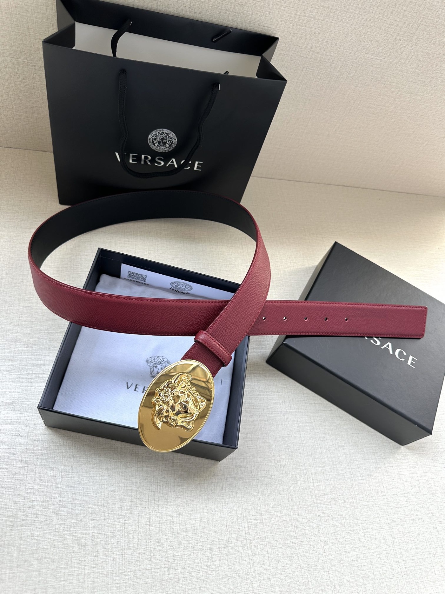 寬度：4.0cm （範思哲） 此款橢圓五金配件、腰帶飾有標誌性的Versace美杜莎頭像扣，彰顯品牌格調。是一款精美的衣櫥必備單品。