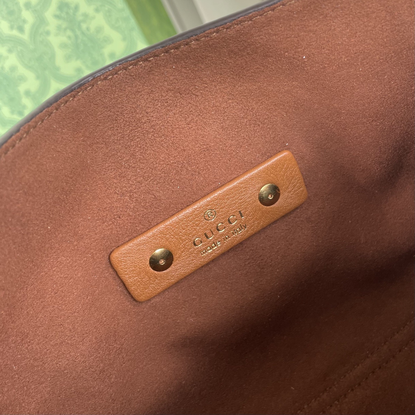 Gucci Softbit系列小號肩背包，匠心融蘊半馬銜扣造型品牌經典馬術風格配件。提手高15釐米，磁扣開合，款號837467棕皮，尺寸27.5X21X16