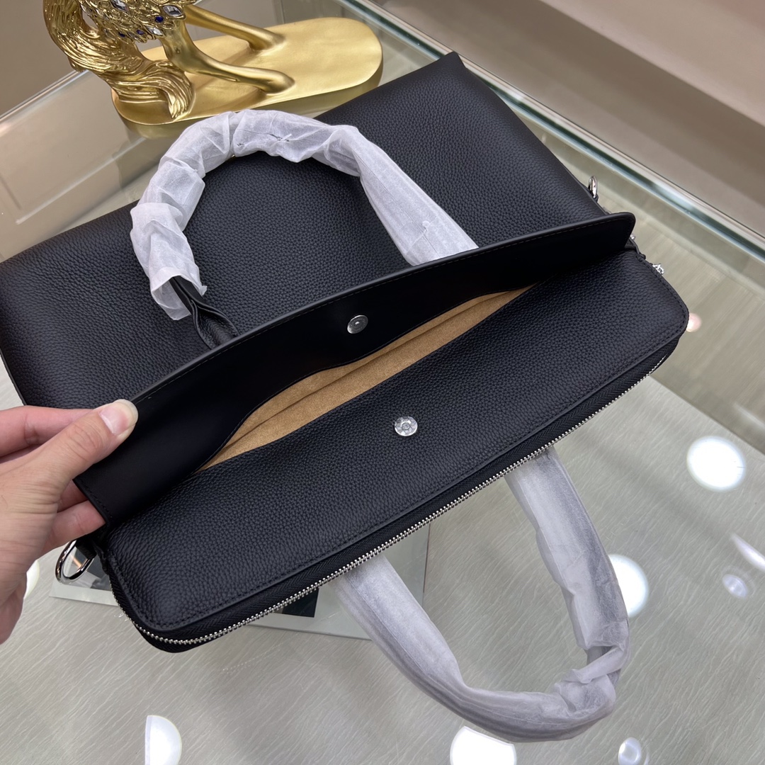 新品 ：Montblanc lnternational（萬寶龍）🔥最新款公文包，不但包型做得好，而且品質也非常精細，採用進口牛皮，半定型設計，帶密碼鎖，款式簡單大方[色][勾引][勾引]
型號 : 212-1
尺寸 : 38-28-6