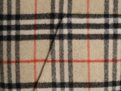 🔝BURBERRY巴寶莉BBR 雙面穿羊毛連帽外套
精選雙面羊毛斜紋面料，通過獨特的拉絨工藝處理，使表層呈現細膩豐盈的絨毛質感，觸感如雲朵般柔軟親膚，同時保留羊毛天然的保暖性與透氣性。一面以沈穩黑色演繹低調奢華，另一面則鋪滿標誌性的紅、黑、駝三色交織的經典圖案，既是品牌視覺符號，也為穿搭注入復古氣息。雙面可穿的設計，讓一件外套擁有兩種風格。
選用優質羊絨纖維進行精細紡紗，確保紗線的均勻性和強度。然後，通過先進的織造技術將紗線織成具有雙面效果的毛呢面料。
面料在裁剪前會經過預縮處理