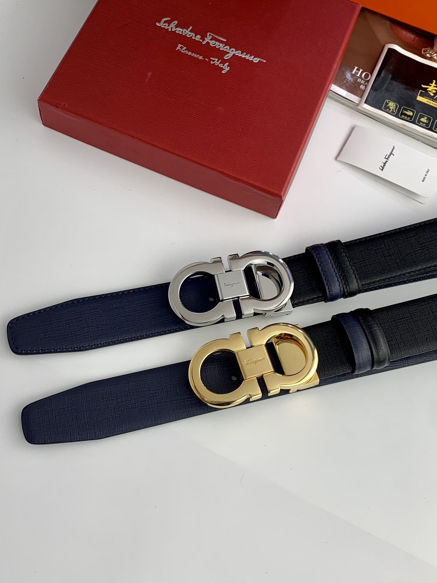 〖F家〗這款皮帶採用雙面小牛皮，搭配純銅八字扣，打造高雅考究的造型。寬3.5cm，長度可調節，達到量身定制般的修身效果。