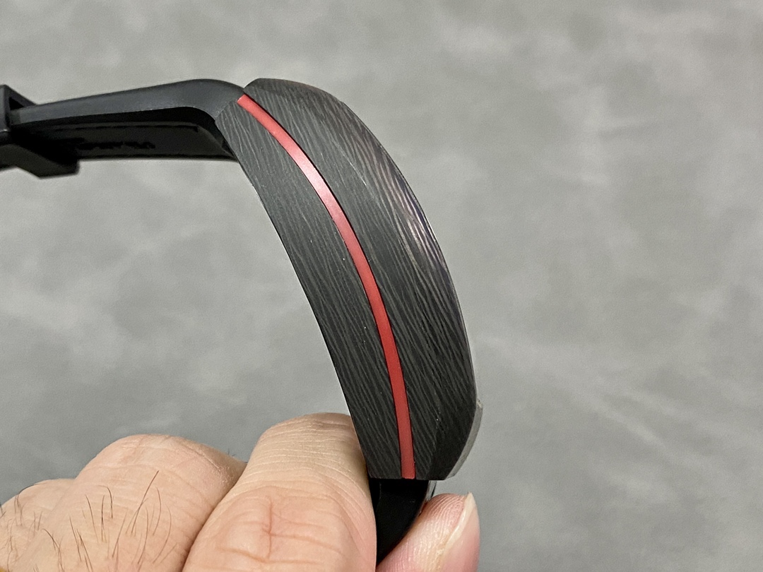 法兰克穆勒 法穆兰Frank Muller 先锋系列 一体陀飞轮 1.重金定制的真陀飞轮机芯。该陀飞轮的成功诞生突破瑞士制表技术封锁。裸眼便能清楚观赏陀飞轮运作的美感！极具视觉观赏性之余，再度挑战制表工艺极限。镂空表桥经精心设计以突出腕表的结构，令人一见倾心。陀飞轮的上表桥部分饰有品牌的缩写字母。2.经过精密加工的“三明治”弧形表壳！经过A级打磨，拉丝。3.镜面由一整块35.6mm×40.6mm桥形蓝宝石玻璃。4.表带由橡胶胶底，上层贴意大利牛皮。佩戴舒适度极好。5.表扣使用和原装一样折叠扣