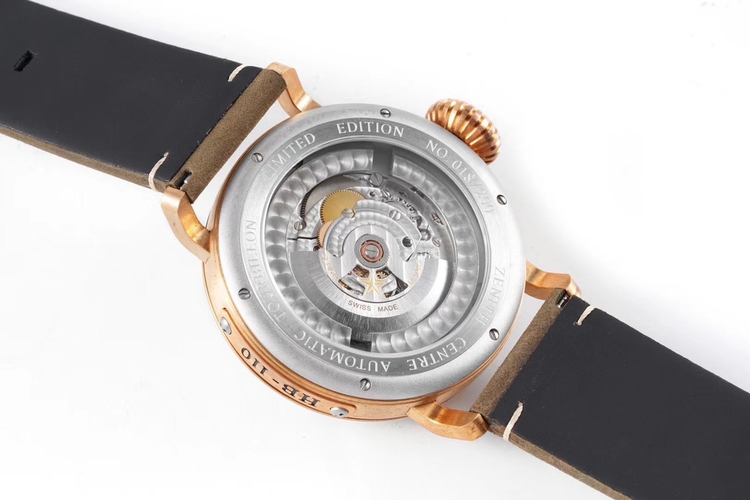 SⅤ又添新作真利時飛行員系列2019年度新款 好萊塢大片青銅騎士殺到！！！真力時是胡歌和靳東等“老幹部”們十分喜歡佩戴的腕表品牌之一，這款青銅材質的腕表散髮著一身正氣，本身就是腕表界的“老幹部”，戴上它足以從外在增添內涵。腕表45毫米的表殼由青銅打造，表鏡採用弧形雙面防眩處理藍寶石水晶，淺變綠色錶盤上粗體阿拉伯數字時標和鍍金琢面的指針上都覆有SuperLuminova SLN C3超級夜光物料，夜間仍可清晰讀取時間，SV 真力時飛行員系列，實現你的大飛夢