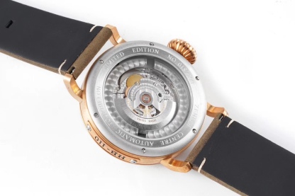 SⅤ又添新作真利時飛行員系列2019年度新款 好萊塢大片青銅騎士殺到！！！真力時是胡歌和靳東等“老幹部”們十分喜歡佩戴的腕表品牌之一，這款青銅材質的腕表散髮著一身正氣，本身就是腕表界的“老幹部”，戴上它足以從外在增添內涵。腕表45毫米的表殼由青銅打造，表鏡採用弧形雙面防眩處理藍寶石水晶，淺變綠色錶盤上粗體阿拉伯數字時標和鍍金琢面的指針上都覆有SuperLuminova SLN C3超級夜光物料，夜間仍可清晰讀取時間，SV 真力時飛行員系列，實現你的大飛夢