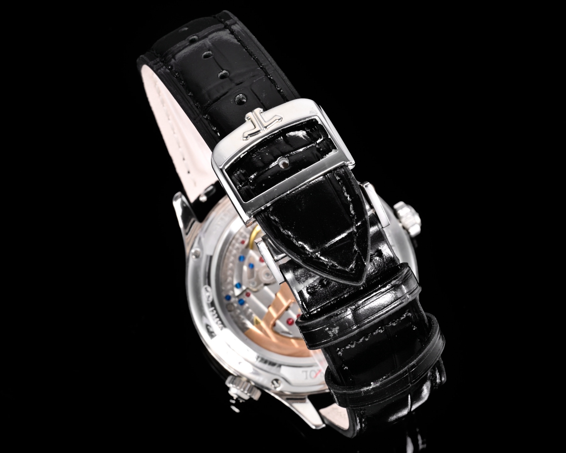 V+ Factory出品
【市場最高版本】JL積家 各路大咖都叫它大醜 其實賦予的是極高贊美 論品味與外觀 在鐘錶界有著舉足輕重的地位 戴出去怎麼都是長臉 各種彰顯品味 Master 地理學家大師系列 Q1428421 復刻版全新升級 多功能腕表 升級Cal.939A機芯 打磨效果更近原裝 升級軸 自動陀為玫金邊 字面紋路清晰 功能：日期顯示 雙時區 動力儲備顯示 316L精鋼  直徑42mm  原裝折疊扣！V+ Factory匠心之作 值得你擁有！