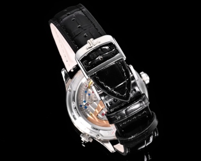 V+ Factory出品
【市場最高版本】JL積家 各路大咖都叫它大醜 其實賦予的是極高贊美 論品味與外觀 在鐘錶界有著舉足輕重的地位 戴出去怎麼都是長臉 各種彰顯品味 Master 地理學家大師系列 Q1428421 復刻版全新升級 多功能腕表 升級Cal.939A機芯 打磨效果更近原裝 升級軸 自動陀為玫金邊 字面紋路清晰 功能：日期顯示 雙時區 動力儲備顯示 316L精鋼  直徑42mm  原裝折疊扣！V+ Factory匠心之作 值得你擁有！