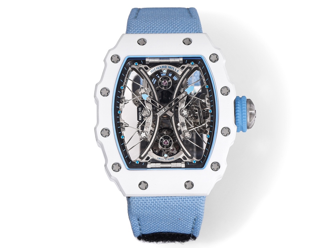 白色TPT石英纖維
【RICHARD MILLE】理查米爾RM53-01 將腕表設計與運動賽事相互結合，完美詮釋了賽場上的勇者堅定信念、頑強拼搏的精神。RM53-01以馬術運動為背景，採用多種高科技材料來抵御運動時帶來的強烈撞擊，從而保證不受破壞、正常運轉。高科技材質打造如同“護具”。“RM 53-01 PABLO MAC DONOUGH”的陀飛輪腕表，此款腕表除具備運動腕表的動感與活力外，還配備了堅固的TPT®碳纖維表殼、層壓藍寶石水晶表鏡以及固定機芯的懸浮式鋼索，有效的降低巨大衝擊、