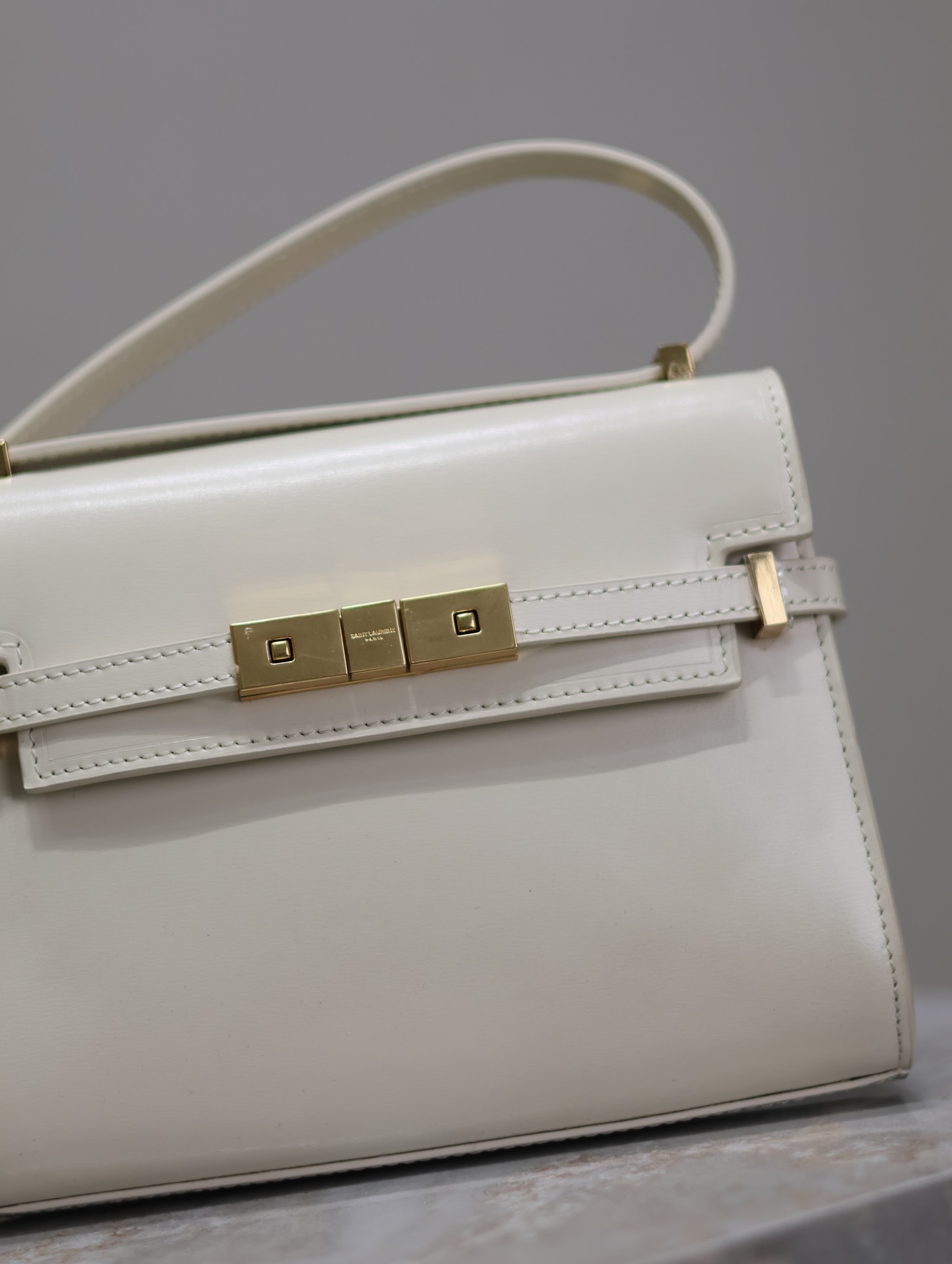 Manhattan mini_腋下/斜挎包
曼哈頓的經典造型，給人一種氣場很大的感覺！全包採用原廠牛皮精心製作，翻蓋中央的金屬搭扣是曼哈頓系列的標誌性元素，包內有一卡袋，無其他多餘隔層，所以自重超級輕！可以肩背 斜挎及腋下背法。整體風格幹練又率性，是超級簡約耐看又大方的款式！
型號：727766
尺寸：19×14×4cm