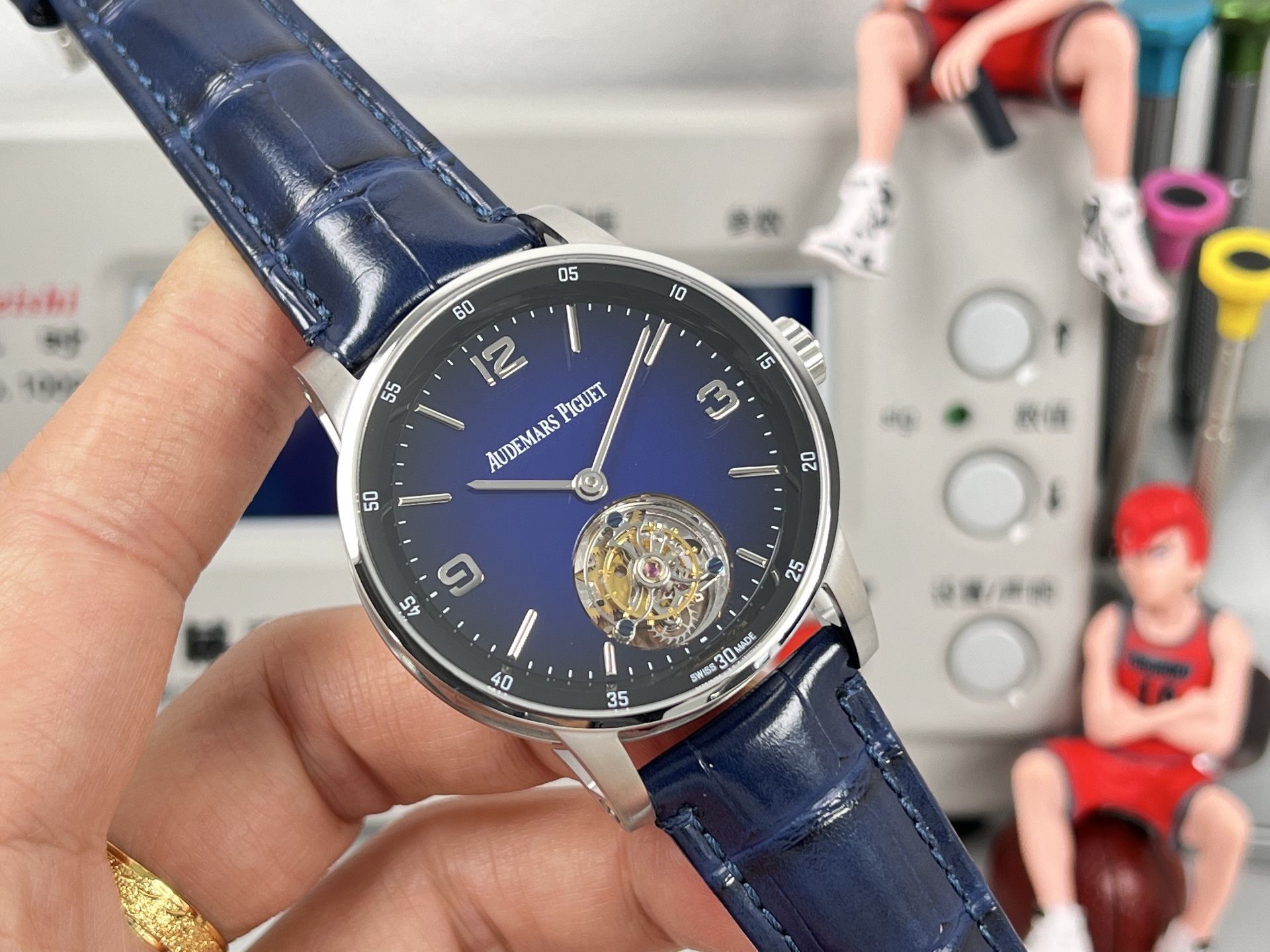 
新款愛彼真陀飛輪CODE11.59系列26396男士腕表！完美與個性的體驗！
1⃣️直徑42MM！表面玻璃採用水晶藍寶石玻璃。
2⃣️搭載Cal.2950全自動陀飛輪機芯，動力儲存60小時！
3⃣️錶帶採用進口意大利小牛皮以及帆布皮帶可選！
3⃣️表殼採用316L精鋼材質，整殼CNC高精准處理，密度與原裝吻合！          
4⃣️表面採用砂金石琺瑯錶盤
整體按照原裝顏色完美呈現！
5⃣️殼套分圈口.殼.底蓋三件套，整體角度完美體現拉絲工藝，品質與美的融合！