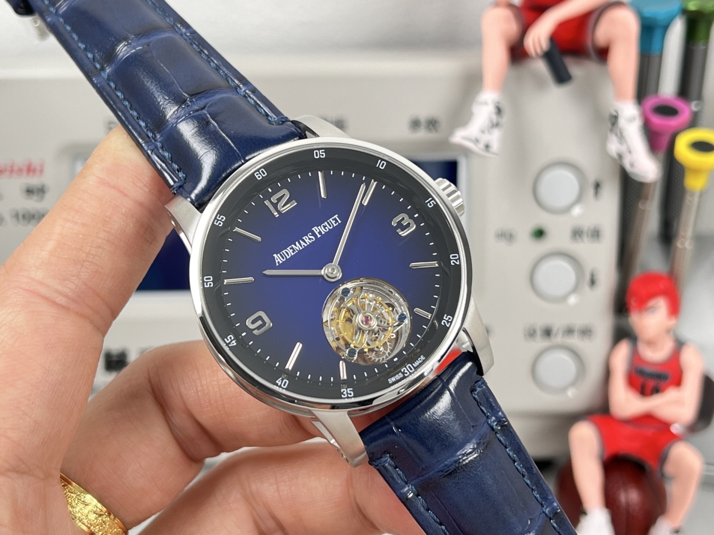 
新款愛彼真陀飛輪CODE11.59系列26396男士腕表！完美與個性的體驗！
1⃣️直徑42MM！表面玻璃採用水晶藍寶石玻璃。
2⃣️搭載Cal.2950全自動陀飛輪機芯，動力儲存60小時！
3⃣️錶帶採用進口意大利小牛皮以及帆布皮帶可選！
3⃣️表殼採用316L精鋼材質，整殼CNC高精准處理，密度與原裝吻合！          
4⃣️表面採用砂金石琺瑯錶盤
整體按照原裝顏色完美呈現！
5⃣️殼套分圈口.殼.底蓋三件套，整體角度完美體現拉絲工藝，品質與美的融合！