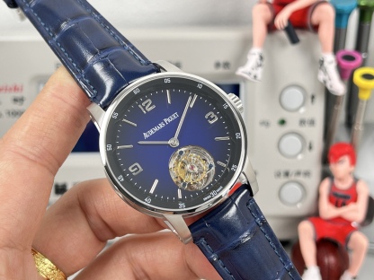 
新款愛彼真陀飛輪CODE11.59系列26396男士腕表！完美與個性的體驗！
1⃣️直徑42MM！表面玻璃採用水晶藍寶石玻璃。
2⃣️搭載Cal.2950全自動陀飛輪機芯，動力儲存60小時！
3⃣️錶帶採用進口意大利小牛皮以及帆布皮帶可選！
3⃣️表殼採用316L精鋼材質，整殼CNC高精准處理，密度與原裝吻合！          
4⃣️表面採用砂金石琺瑯錶盤
整體按照原裝顏色完美呈現！
5⃣️殼套分圈口.殼.底蓋三件套，整體角度完美體現拉絲工藝，品質與美的融合！