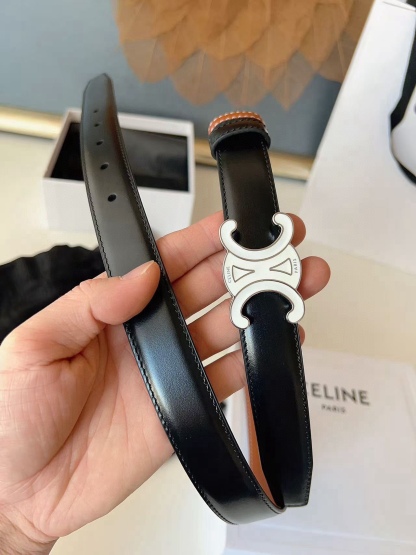 CÉLINE  凱旋門家新款ALIX 中號25毫米雙面腰帶
這款採用牛皮革，滴膠飾面，可拆卸橢圓形搭扣，雙面腰帶，TRIOMPHE雙面飾釘.
寬度：2.5cm