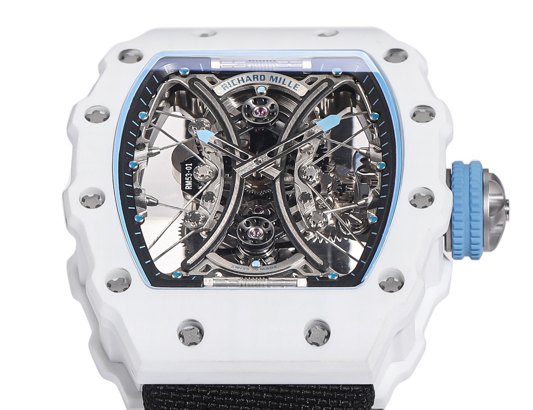 白色TPT石英纖維
【RICHARD MILLE】理查米爾RM53-01 將腕表設計與運動賽事相互結合，完美詮釋了賽場上的勇者堅定信念、頑強拼搏的精神。RM53-01以馬術運動為背景，採用多種高科技材料來抵御運動時帶來的強烈撞擊，從而保證不受破壞、正常運轉。高科技材質打造如同“護具”。“RM 53-01 PABLO MAC DONOUGH”的陀飛輪腕表，此款腕表除具備運動腕表的動感與活力外，還配備了堅固的TPT®碳纖維表殼、層壓藍寶石水晶表鏡以及固定機芯的懸浮式鋼索，有效的降低巨大衝擊、