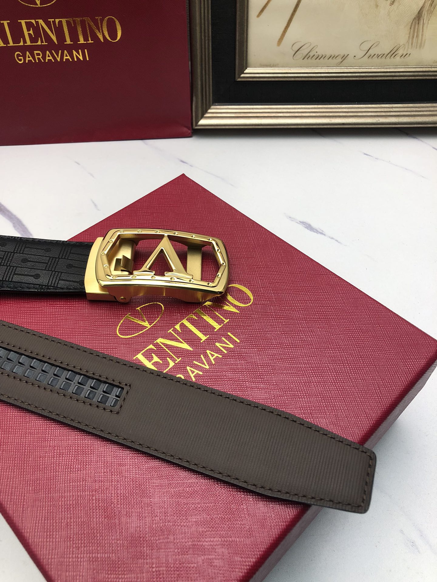 華倫天奴：原單頭層牛皮燙印花紋面，內襯頭層小牛皮底，搭配原單自動扣，可裁剪的自動帶，此款腰帶面雙採用意大利原定廠制進口牛皮帶身 ，對專版櫃足寬3.5