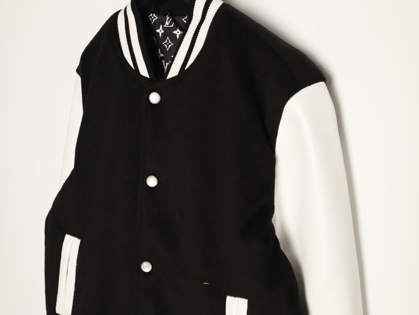 LOUIS VUITTON/路易威登LV 拼色皮袖棒球服外套
對不起讓你們久等了，拿到正品就開始張羅這件衣服所有的事情！
單單面料來講我就定做了一個多月，顏色成分一比一的還原！面料成分有%65的羊毛，%15天然絲%10的氨綸%10絨⚠️混合定織而成，總的克重有900多克！還有最為關鍵的是它的色牢度，絕對不會褪色！袖子用的澳洲進口小牛皮，加工定型，上色，水洗，紋路保留了原有的顆粒結構！厚實飽滿圓潤！
刺繡使用進口毛巾繡機器，先把每個圖案繡在毛詹上，在用紅外線激光雕刻出來，再有縫紉機進行固定，