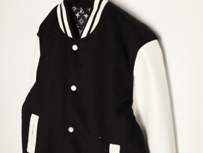 LOUIS VUITTON/路易威登LV 拼色皮袖棒球服外套
對不起讓你們久等了，拿到正品就開始張羅這件衣服所有的事情！
單單面料來講我就定做了一個多月，顏色成分一比一的還原！面料成分有%65的羊毛，%15天然絲%10的氨綸%10絨⚠️混合定織而成，總的克重有900多克！還有最為關鍵的是它的色牢度，絕對不會褪色！袖子用的澳洲進口小牛皮，加工定型，上色，水洗，紋路保留了原有的顆粒結構！厚實飽滿圓潤！
刺繡使用進口毛巾繡機器，先把每個圖案繡在毛詹上，在用紅外線激光雕刻出來，再有縫紉機進行固定，