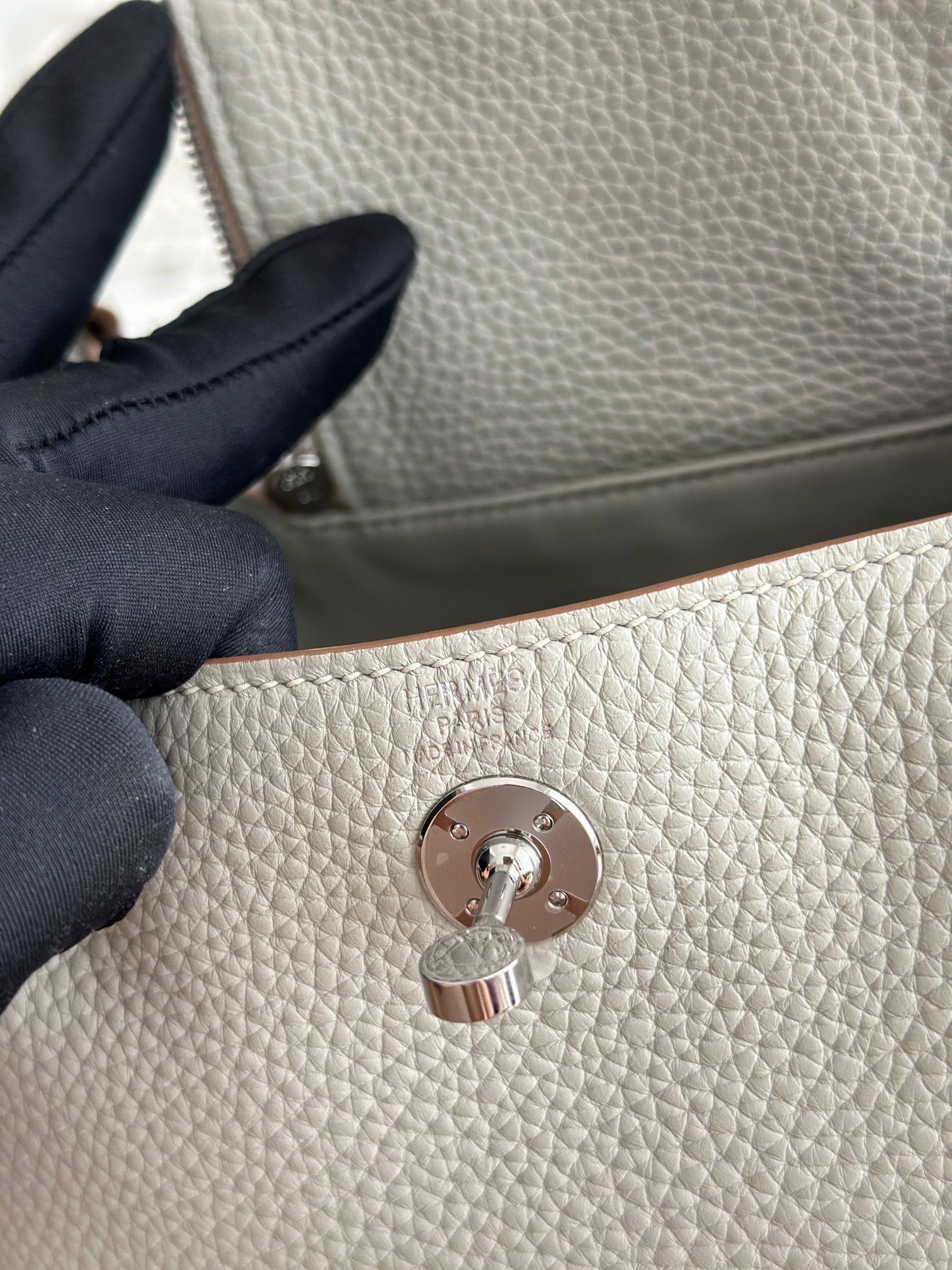 琳迪lindy 19cm	
Tc皮 蜜蠟線半手工縫製
lindy19保留了琳迪包所有細節的完整設計，側口袋、拉鍊等全部都是經典的設計√
這只小可愛暴擊了多少人的少女心