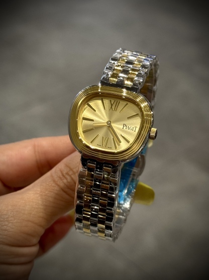 A8 factory•伯爵全新腕表 ﻿ #PiagetSixtie鎏金悅影系列 ﻿ 在瑞士鐘錶展「鐘錶與奇跡」閃亮登場！這款腕表游走於非凡制表工藝與黃金工藝之間，簡直是時尚與藝術的完美結合。Sixtie腕表採用獨特的梯形設計，重新詮釋1960年代末大膽華麗的風格，展現出獨特的魅力與優雅。
✨Sixtie系列腕表
✨直徑29毫米,
✨CNC數控雕刻精鋼梯形表殼
✨專櫃同步超薄厚度僅僅7mm
✨銀色太陽緞面打磨錶盤
✨316L精鋼錶鏈,搭載伯爵進口石英機芯  
認准A8出品！必屬精品！大廠品質！歡迎轉載！