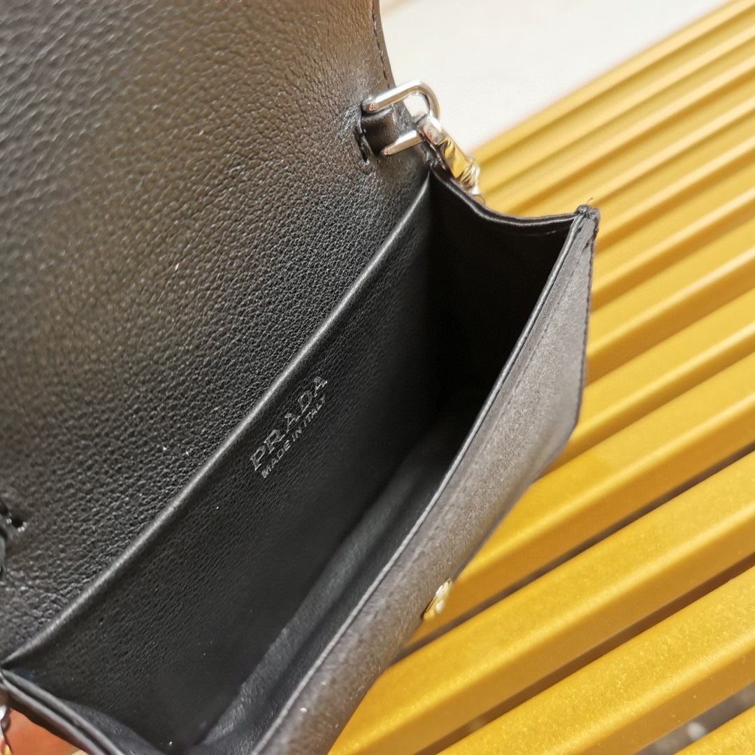 【 原單】🎉項鍊水晶小包🎉1MR024新色🎉🎉這款Duchesse面料卡片夾通體飾以仿水晶，於表面營造出光影格調和虹彩炫色，彰顯華美且不失功能性的設計。最愛是這條可拆卸可調節鐵璉肩帶，又可當腰包裝飾😍😍又可當搭配衣服項鍊裝飾，中間三角形標可調節活動，賦予單品多樣的佩戴方式。空間可裝口紅💄/耳機/鑰匙🚗....夜燈下bling bling,太美了。值得入手🎉🎉尺寸：長11.5cm*高8cm