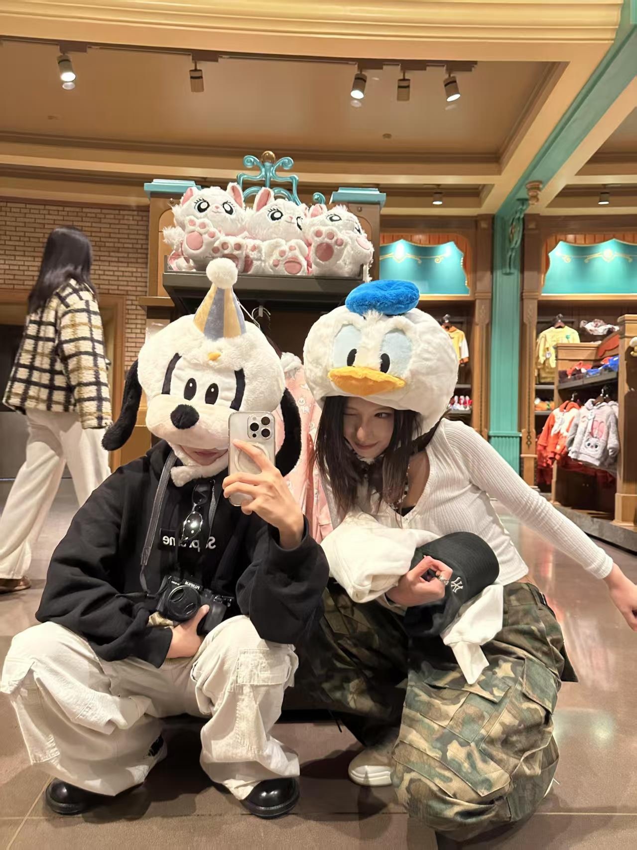 Supreme FW24 WEEK17 Box Logo Hooded Sweatshirt 胸前徽標刺繡logo口袋連帽衛衣帽衫
面料460克 高克重 面布質感強 韌性好 衣服收針處都有打套結（起到加固 久穿不變形 市面普通版本是沒有的哦） 歡迎對比 品質保證
F 尺碼：S M L XL