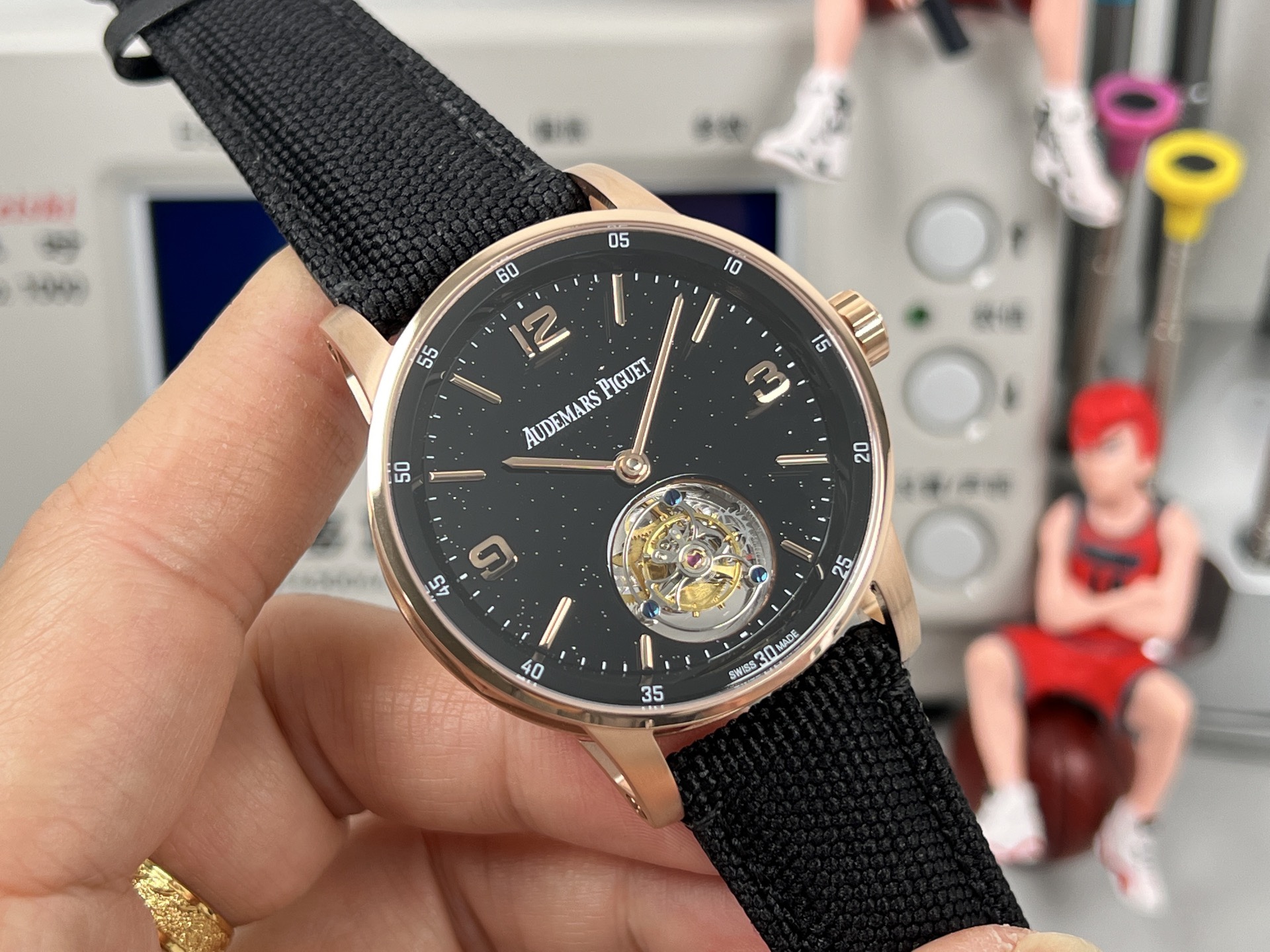 
新款愛彼真陀飛輪CODE11.59系列26396男士腕表！完美與個性的體驗！
1⃣️直徑42MM！表面玻璃採用水晶藍寶石玻璃。
2⃣️搭載Cal.2950全自動陀飛輪機芯，動力儲存60小時！
3⃣️錶帶採用進口意大利小牛皮以及帆布皮帶可選！
3⃣️表殼採用316L精鋼材質，整殼CNC高精准處理，密度與原裝吻合！          
4⃣️表面採用砂金石琺瑯錶盤
整體按照原裝顏色完美呈現！
5⃣️殼套分圈口.殼.底蓋三件套，整體角度完美體現拉絲工藝，品質與美的融合！