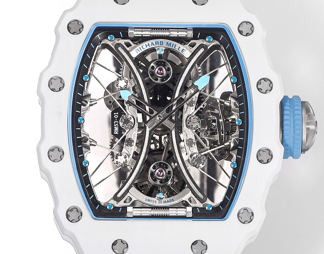 白色TPT石英纖維
【RICHARD MILLE】理查米爾RM53-01 將腕表設計與運動賽事相互結合，完美詮釋了賽場上的勇者堅定信念、頑強拼搏的精神。RM53-01以馬術運動為背景，採用多種高科技材料來抵御運動時帶來的強烈撞擊，從而保證不受破壞、正常運轉。高科技材質打造如同“護具”。“RM 53-01 PABLO MAC DONOUGH”的陀飛輪腕表，此款腕表除具備運動腕表的動感與活力外，還配備了堅固的TPT®碳纖維表殼、層壓藍寶石水晶表鏡以及固定機芯的懸浮式鋼索，有效的降低巨大衝擊