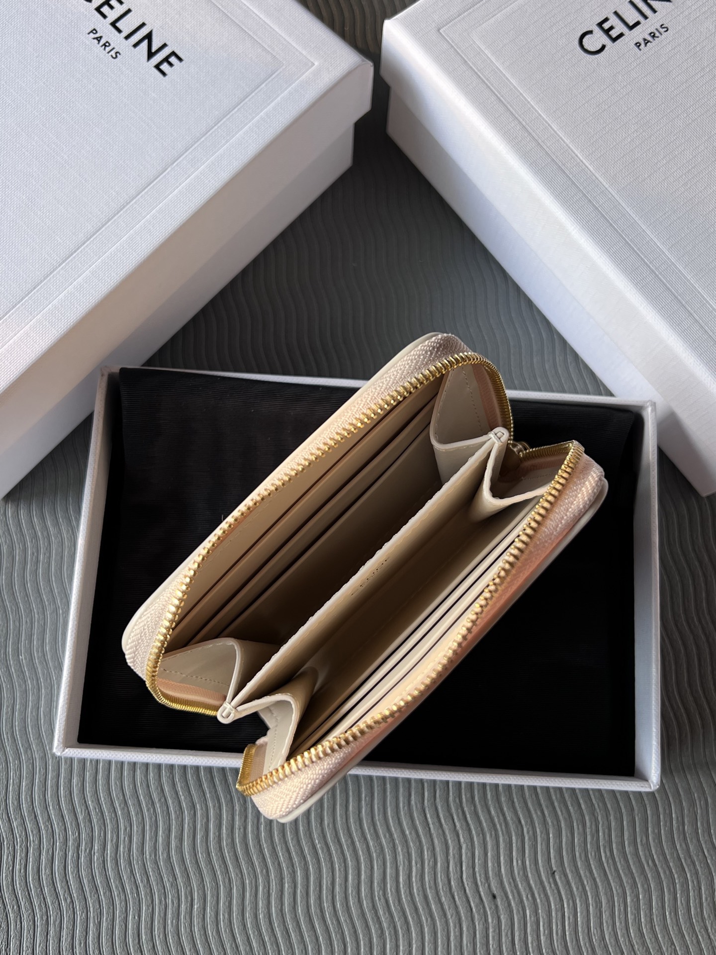 TRIOMPHE光滑牛皮革短款拉鍊錢包
產品信息
4 X 3 X 1英吋(11 X 8.5 X 2釐米)
牛皮革
襯里 : 牛皮革/織物
拉鍊開合
6個卡槽
2個角撐隔層
編號：10K533