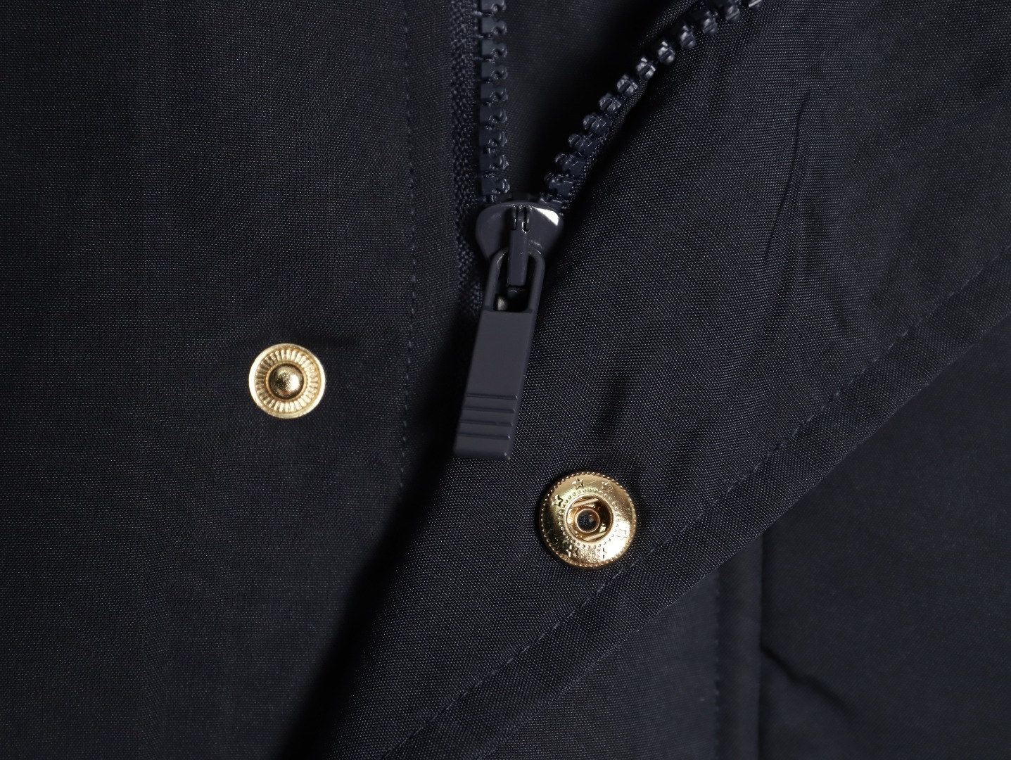 Thom Browne/湯姆布朗 袖標織帶長款羽絨服
採用進口90鴨絨填充 內外里加雙層內膽不會跑毛 高密度防風抗寒功能性面料 手感柔軟舒適  工藝更是精湛 嚴防鑽絨 採用國際先進的真空充絨技術 增加空氣隔層 不損傷羽線 能保持羽原有的柔軟性、彈性及手感 將羽絨的保暖性發揮到最佳！
N Size :1-3