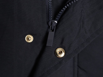 Thom Browne/湯姆布朗 袖標織帶長款羽絨服
採用進口90鴨絨填充 內外里加雙層內膽不會跑毛 高密度防風抗寒功能性面料 手感柔軟舒適  工藝更是精湛 嚴防鑽絨 採用國際先進的真空充絨技術 增加空氣隔層 不損傷羽線 能保持羽原有的柔軟性、彈性及手感 將羽絨的保暖性發揮到最佳！
N Size :1-3