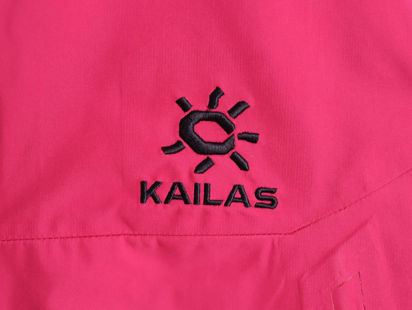 🔝Kailas 凱樂石· MONT X- LT  輕量化衝鋒衣外套

戶外與日常的理想之選，為你帶來極致體驗：

• 超輕量設計：M碼僅重284g，全衣重量減輕54%，極致輕量，穿上宛如無物，長時間徒步、攀爬毫無負擔。收納後體積小巧，如同一瓶礦泉水大小，輕鬆塞於背包一角，不佔空間。

• 卓越面料性能：採用40D GORE - TEX 3L面料，防水指數高達20,000mmH₂O以上，能抵御暴雨侵襲，在雨中行走也可保持身體乾爽。防風性能出色，可有效阻擋狂風。透氣指數達10,000g/m²/2