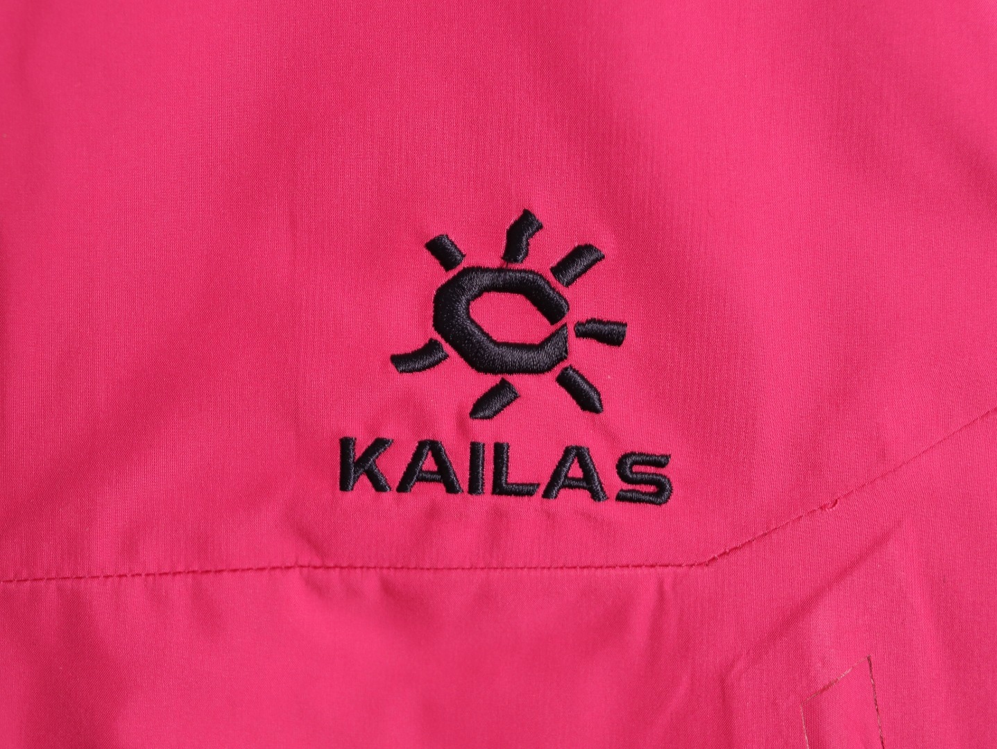 🔝Kailas 凱樂石· MONT X- LT  輕量化衝鋒衣外套

戶外與日常的理想之選，為你帶來極致體驗：

• 超輕量設計：M碼僅重284g，全衣重量減輕54%，極致輕量，穿上宛如無物，長時間徒步、攀爬毫無負擔。收納後體積小巧，如同一瓶礦泉水大小，輕鬆塞於背包一角，不佔空間。

• 卓越面料性能：採用40D GORE - TEX 3L面料，防水指數高達20,000mmH₂O以上，能抵御暴雨侵襲，在雨中行走也可保持身體乾爽。防風性能出色，可有效阻擋狂風。透氣指數達10,000g/m²/2