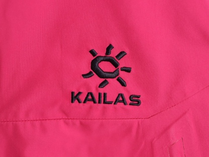 🔝Kailas 凱樂石· MONT X- LT  輕量化衝鋒衣外套

戶外與日常的理想之選，為你帶來極致體驗：

• 超輕量設計：M碼僅重284g，全衣重量減輕54%，極致輕量，穿上宛如無物，長時間徒步、攀爬毫無負擔。收納後體積小巧，如同一瓶礦泉水大小，輕鬆塞於背包一角，不佔空間。

• 卓越面料性能：採用40D GORE - TEX 3L面料，防水指數高達20,000mmH₂O以上，能抵御暴雨侵襲，在雨中行走也可保持身體乾爽。防風性能出色，可有效阻擋狂風。透氣指數達10,000g/m²/2