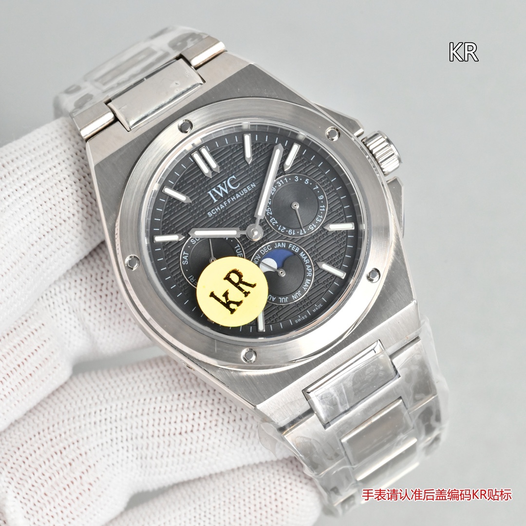 KR新品  萬國工程師系列萬年曆腕表，復刻界最複雜的腕表，所有功能同步原裝，所有功能調節通過把頭控制.
1⃣️【功能介紹】3點鐘位置顯示日曆，9點鐘位置顯示星期，6點鐘月份月相指針顯示。

2⃣️【做工精細】外殼採用原版同樣的三件套結構，中間拉絲，上下殼為拋光，鏡面採用高成本的鍋蓋形藍寶石，使其質感提升。

3⃣️【機芯性能】尺寸41.6mm,機芯採用天津機芯改82600，高效穩定，動力時間長達72小時以上，進行加裝複雜的萬年曆模塊，而且同步所有功能實現同步原裝通過把頭調節。

